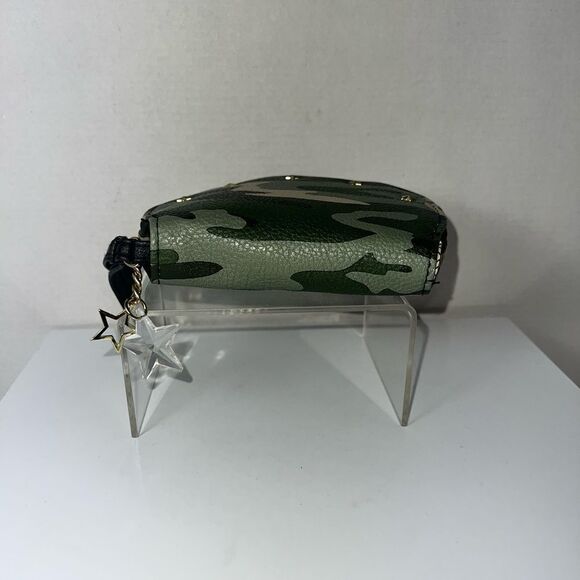 NWOT Camo Wristlet - Picture 3 of 4